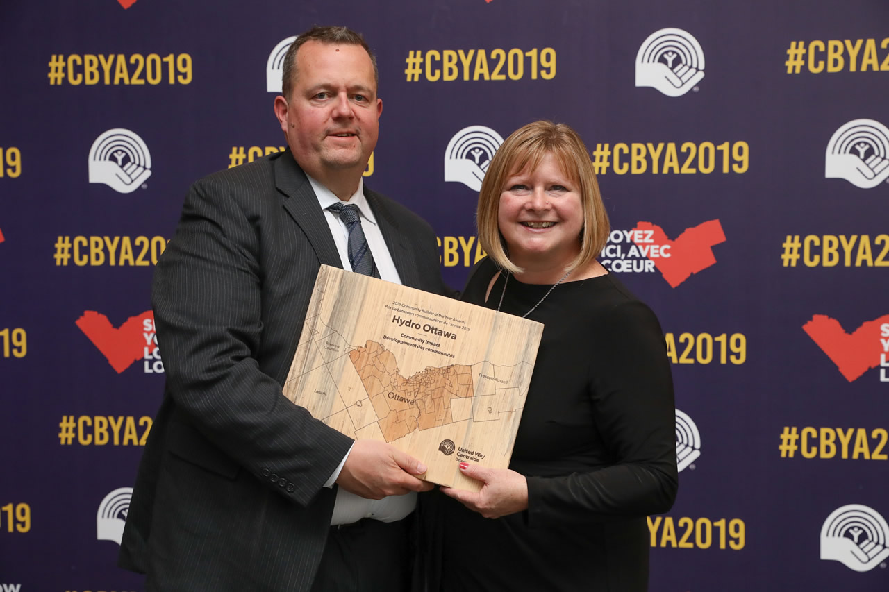 A photo of Hydro Ottawa accepting their Community Builder Award.
